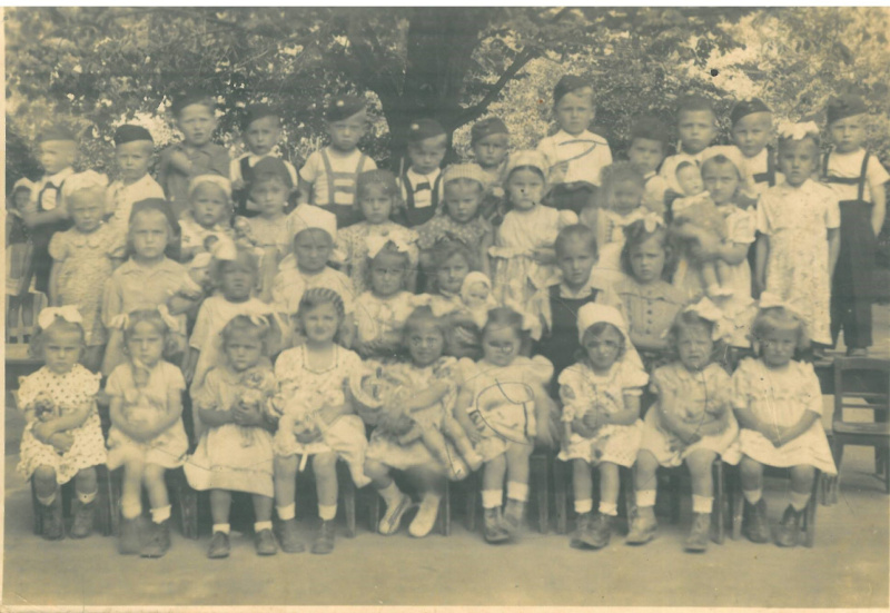 Fájl:Zirci óvodások 1947..jpg