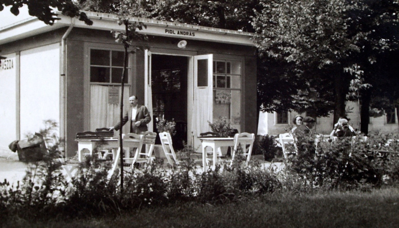 Fájl:A cukrászda kerthelyisége 1940-es évek.jpg