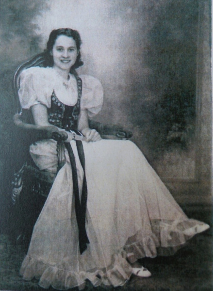 Fájl:Kaufmann Mária báli ruhája 1937..jpg