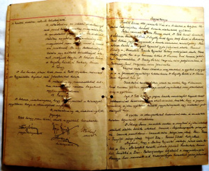 A nyitott könyv a golyónyomokkal