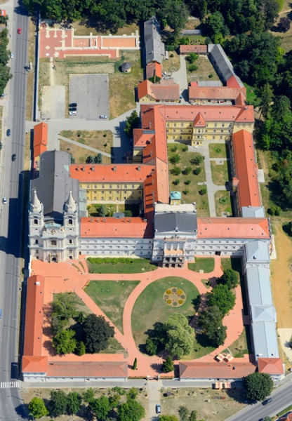 Fájl:Ciszterci apatsag legifoto.jpg