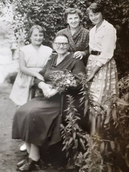 Fájl:Streibl Irma mögött középen lánya Rezeli Teréz, Baba (Gesztesi Jánosné) Zircen gyerekkönyvtáros volt.jpg